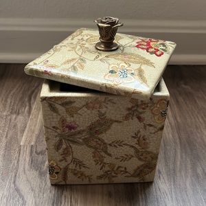 Wong Lee "Vintage" Container with Beautiful Flower Pattern